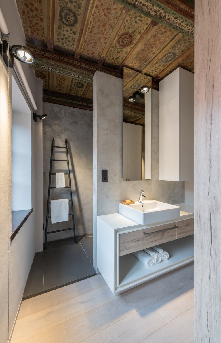 Historická atmosféra, venkovní posezení, soukromí, zádveří s prostorem pro obuv, vstupní šatna, kuchyň, jídelna &amp; sofa, ložnice, koupelna, samostatné WC …