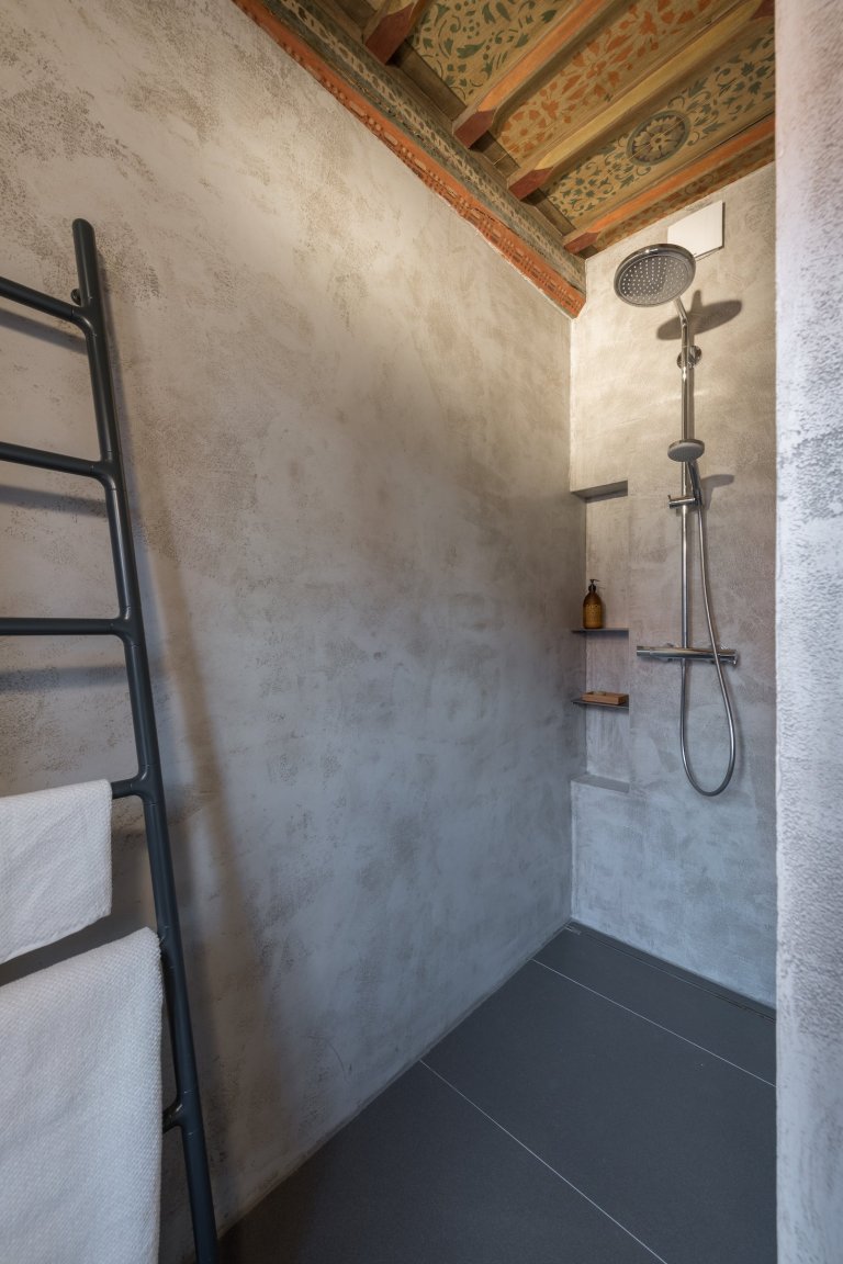 Historická atmosféra, venkovní posezení, soukromí, zádveří s prostorem pro obuv, vstupní šatna, kuchyň, jídelna &amp; sofa, ložnice, koupelna, samostatné WC …