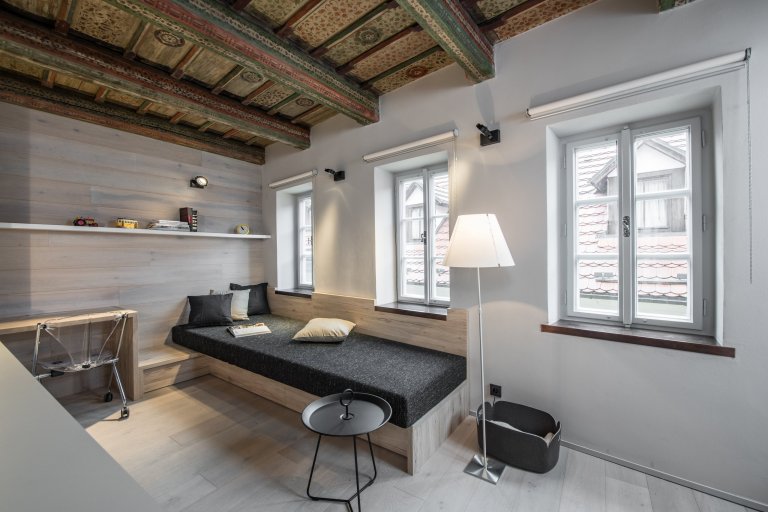 Historická atmosféra, venkovní posezení, soukromí, zádveří s prostorem pro obuv, vstupní šatna, kuchyň, jídelna &amp; sofa, ložnice, koupelna, samostatné WC …