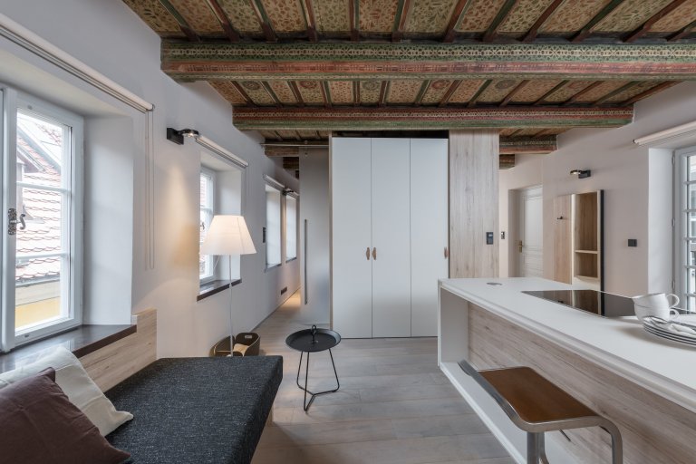 Historická atmosféra, venkovní posezení, soukromí, zádveří s prostorem pro obuv, vstupní šatna, kuchyň, jídelna &amp; sofa, ložnice, koupelna, samostatné WC …