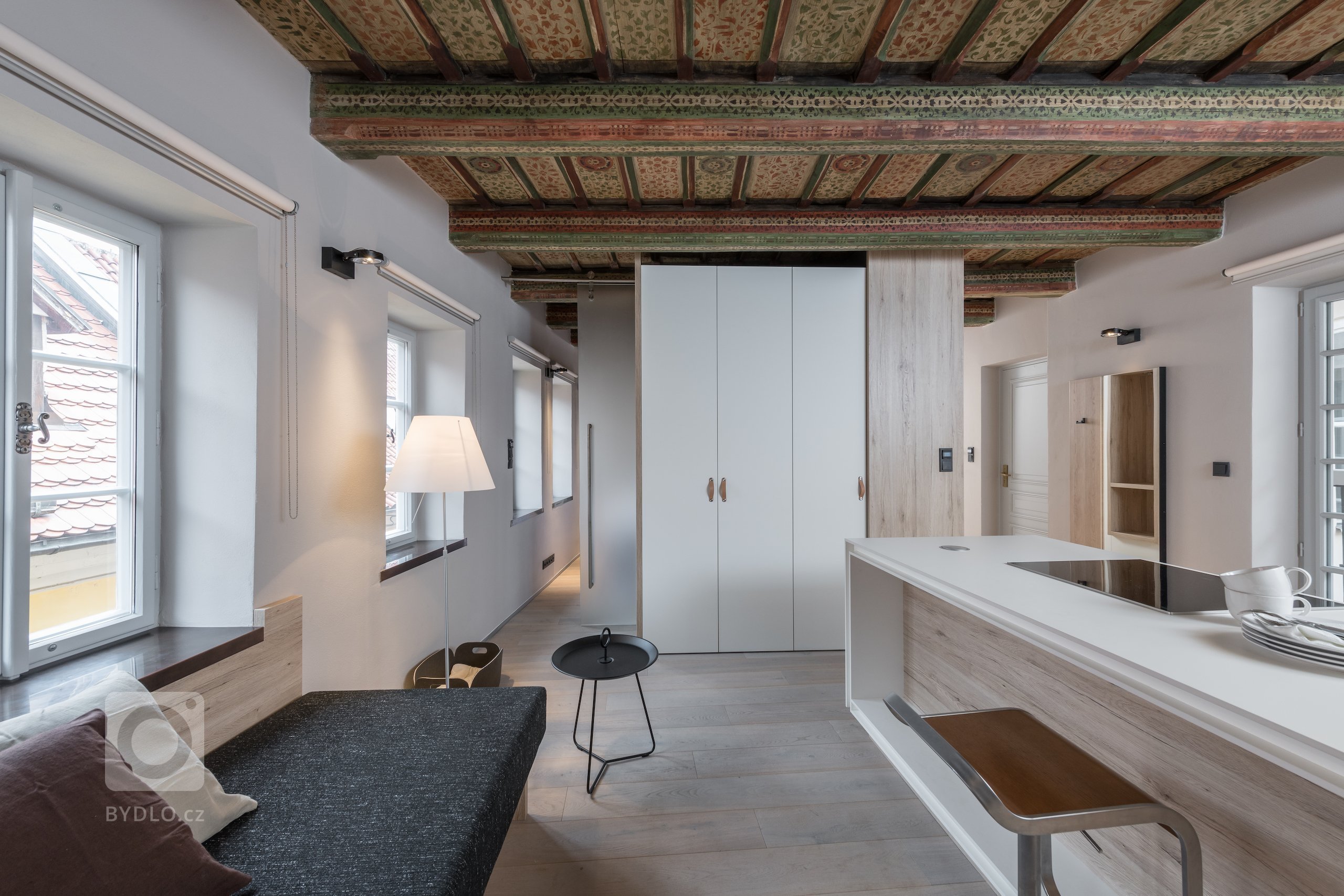 Historická atmosféra, venkovní posezení, soukromí, zádveří s prostorem pro obuv, vstupní šatna, kuchyň, jídelna &amp; sofa, ložnice, koupelna, samostatné WC …