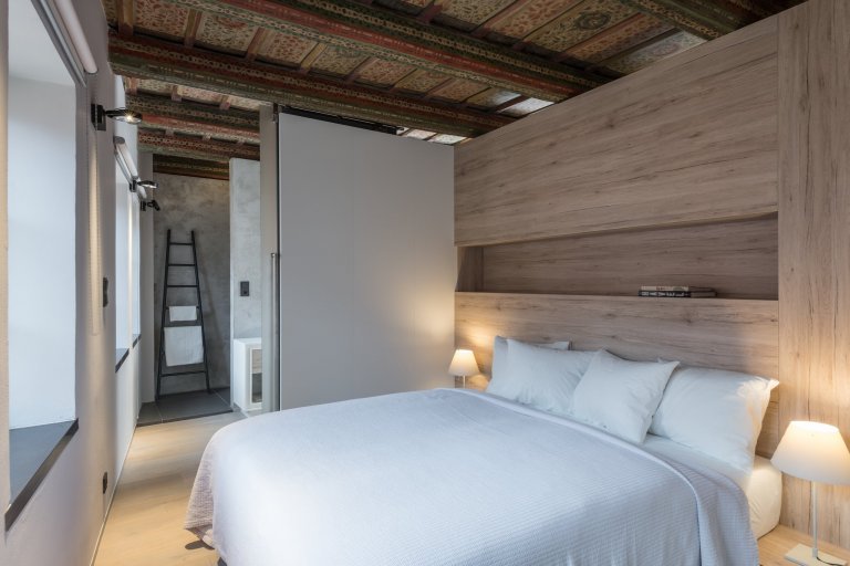 Historická atmosféra, venkovní posezení, soukromí, zádveří s prostorem pro obuv, vstupní šatna, kuchyň, jídelna &amp; sofa, ložnice, koupelna, samostatné WC …