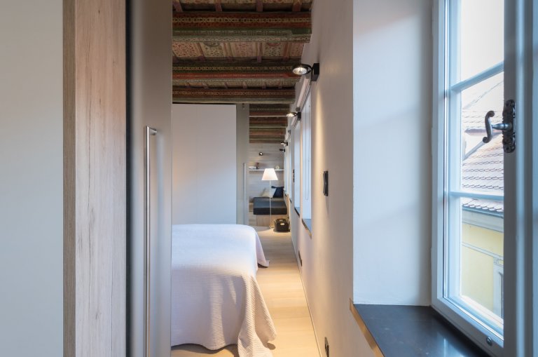 Historická atmosféra, venkovní posezení, soukromí, zádveří s prostorem pro obuv, vstupní šatna, kuchyň, jídelna &amp; sofa, ložnice, koupelna, samostatné WC …