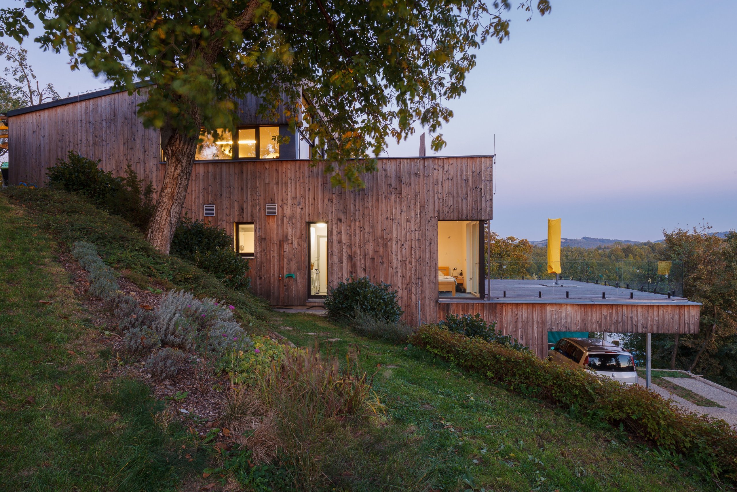 Individuální rodinný dům s&nbsp;výjimečným duchem a atmosférou byl vytvořen jako moderní dřevostavba, reflektující potřeby stavebníka a&nbsp;reagující na…