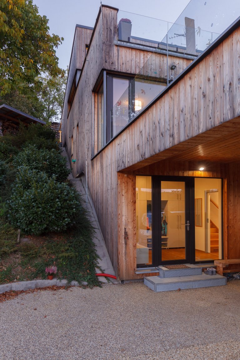 Individuální rodinný dům s&nbsp;výjimečným duchem a atmosférou byl vytvořen jako moderní dřevostavba, reflektující potřeby stavebníka a&nbsp;reagující na…