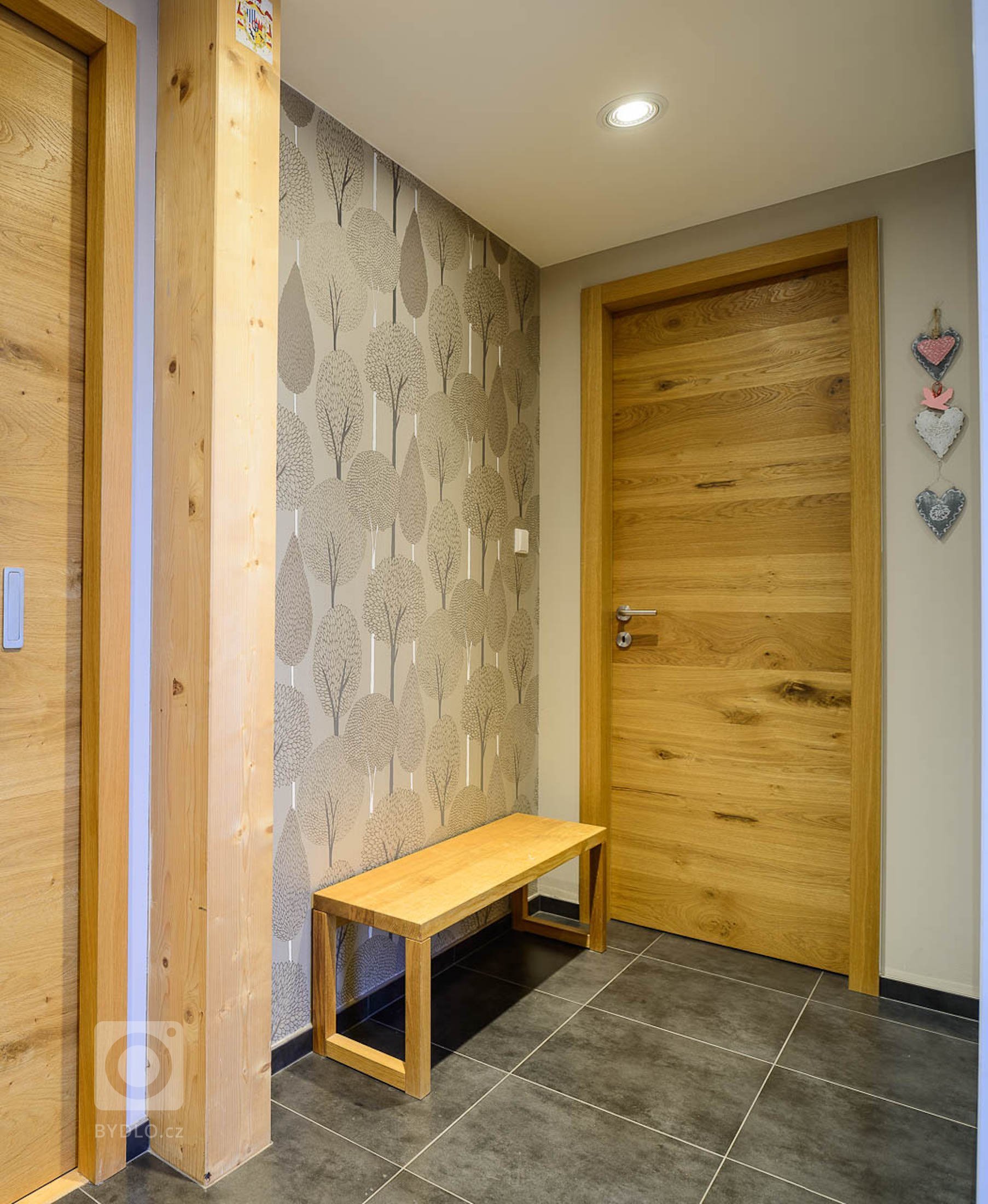 Moderní dřevostavba&nbsp;v&nbsp;pasivním standardu&nbsp;pro mladou rodinu, citlivě zasazená do stávající zástavby historické obce na okraji Prahy, složena ze…