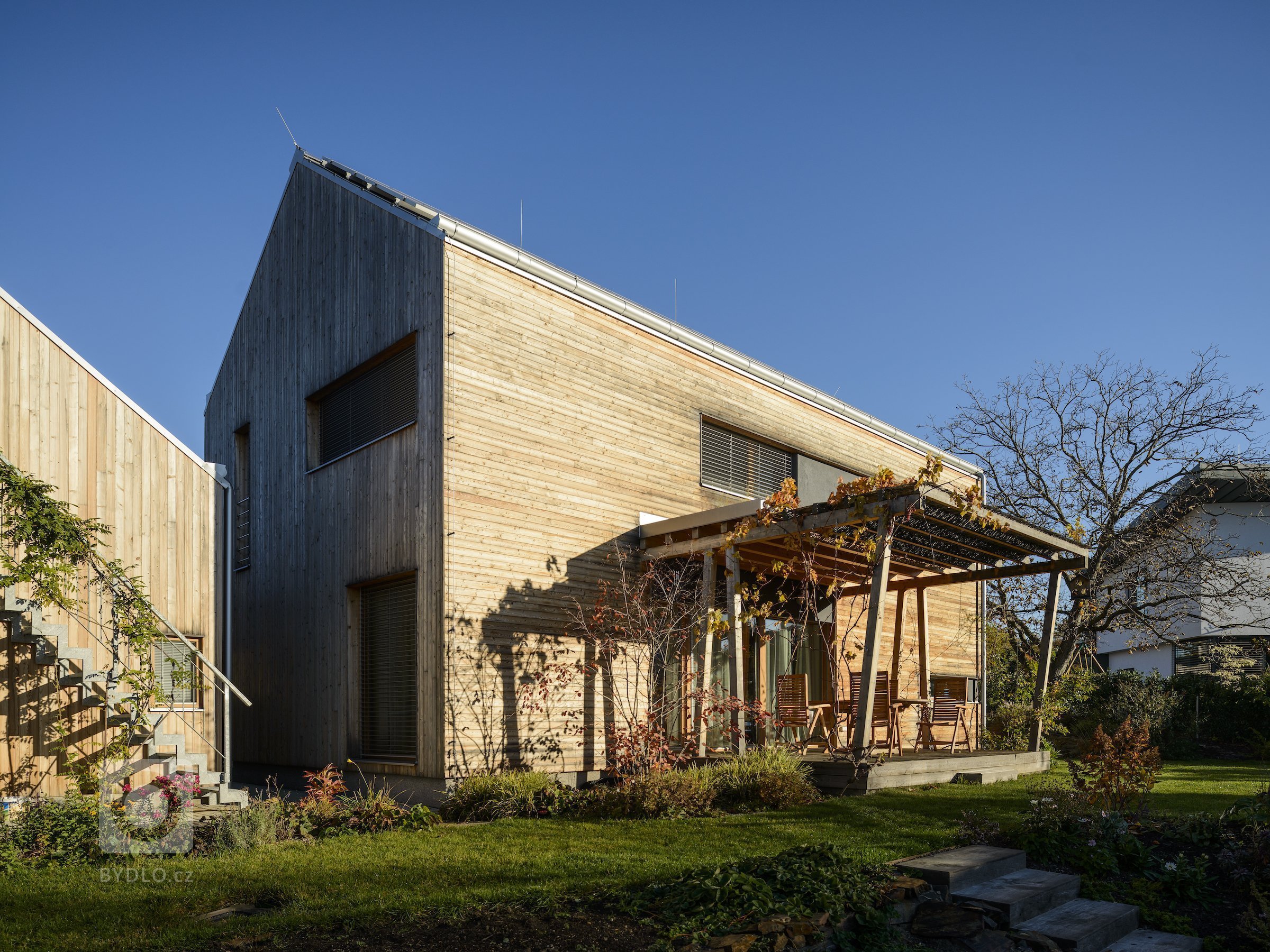 Moderní dřevostavba&nbsp;v&nbsp;pasivním standardu&nbsp;pro mladou rodinu, citlivě zasazená do stávající zástavby historické obce na okraji Prahy, složena ze…