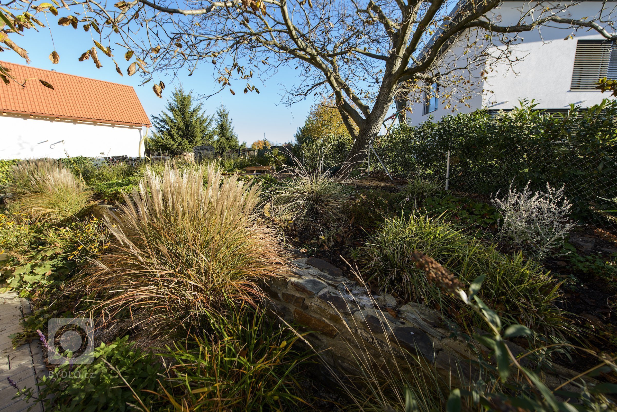 Moderní dřevostavba&nbsp;v&nbsp;pasivním standardu&nbsp;pro mladou rodinu, citlivě zasazená do stávající zástavby historické obce na okraji Prahy, složena ze…