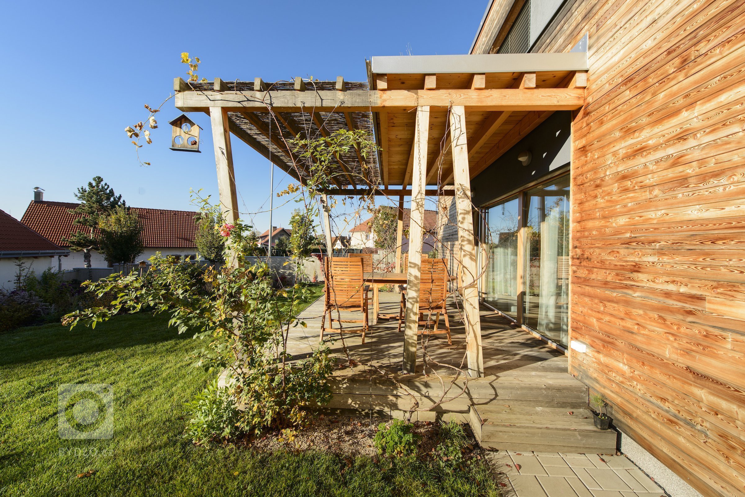 Moderní dřevostavba&nbsp;v&nbsp;pasivním standardu&nbsp;pro mladou rodinu, citlivě zasazená do stávající zástavby historické obce na okraji Prahy, složena ze…