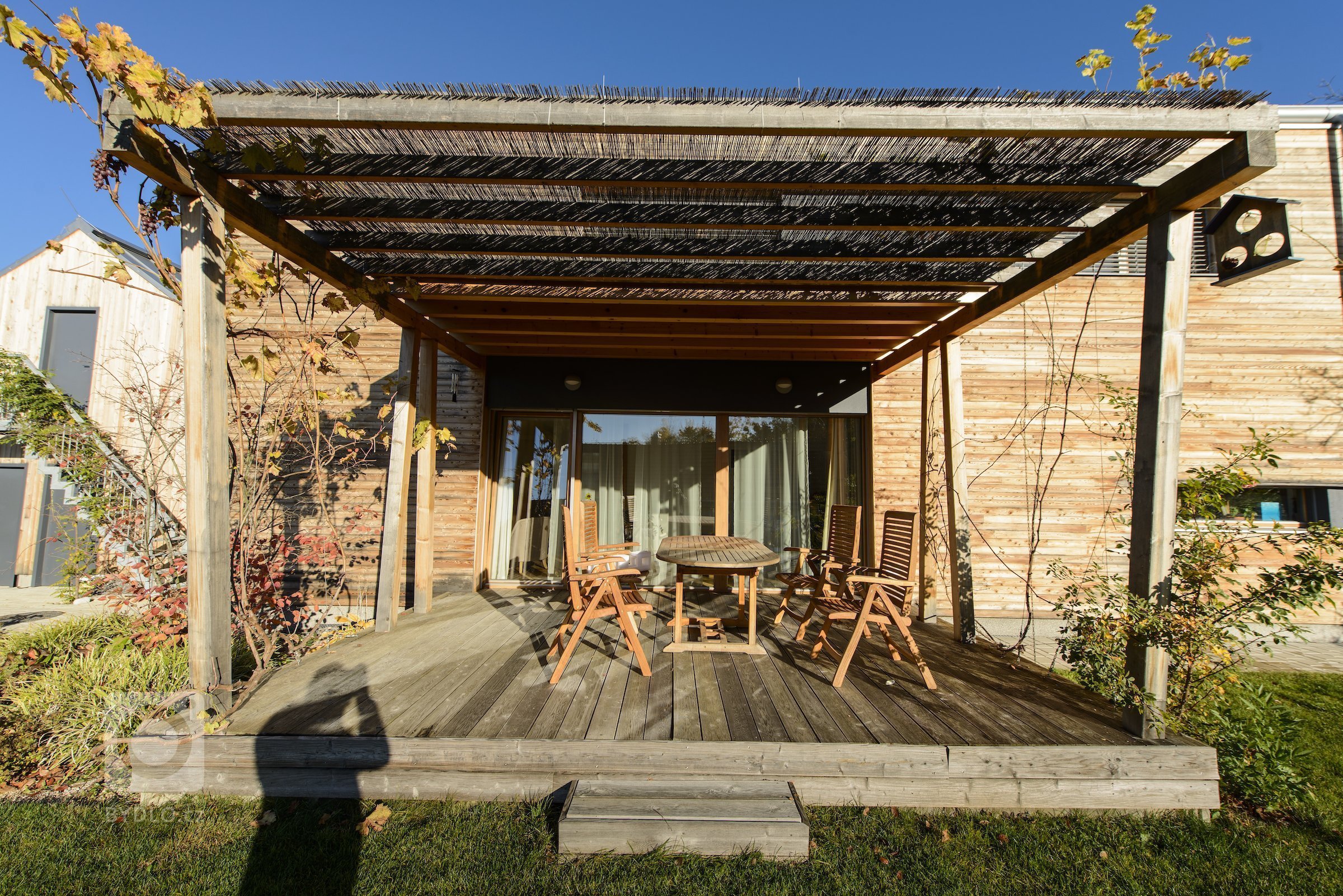 Moderní dřevostavba&nbsp;v&nbsp;pasivním standardu&nbsp;pro mladou rodinu, citlivě zasazená do stávající zástavby historické obce na okraji Prahy, složena ze…