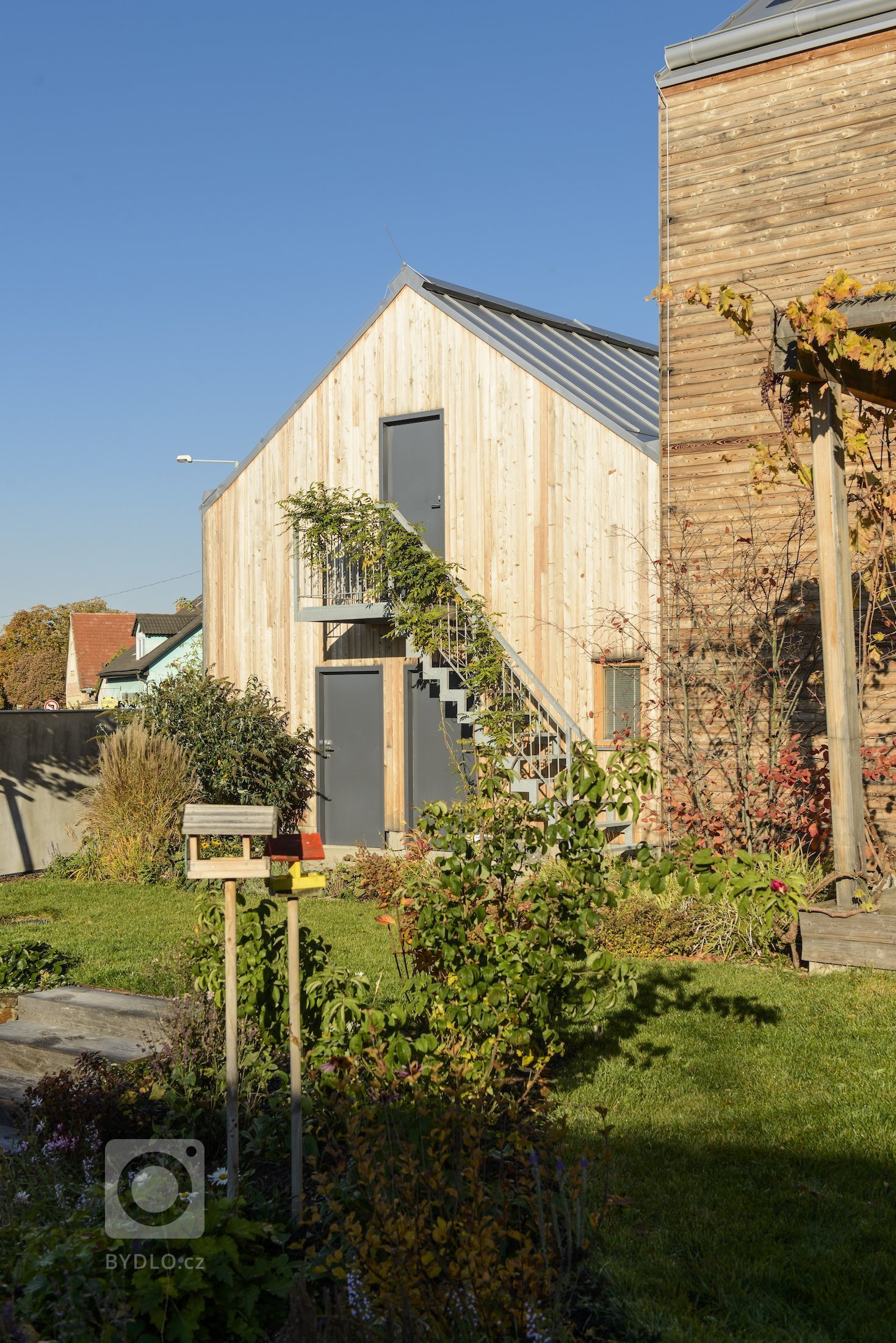 Moderní dřevostavba&nbsp;v&nbsp;pasivním standardu&nbsp;pro mladou rodinu, citlivě zasazená do stávající zástavby historické obce na okraji Prahy, složena ze…