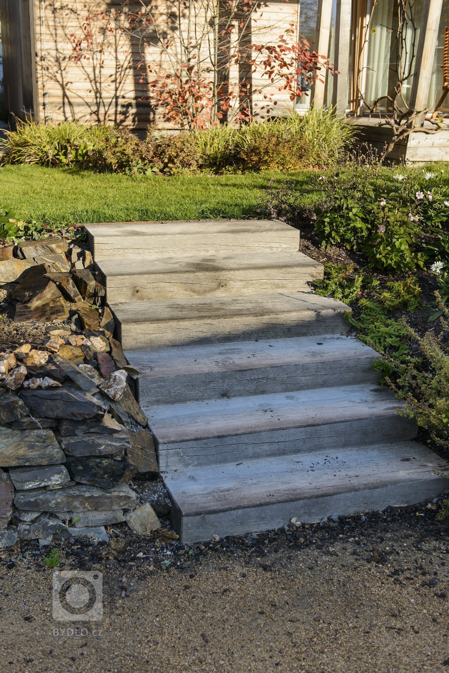 Moderní dřevostavba&nbsp;v&nbsp;pasivním standardu&nbsp;pro mladou rodinu, citlivě zasazená do stávající zástavby historické obce na okraji Prahy, složena ze…