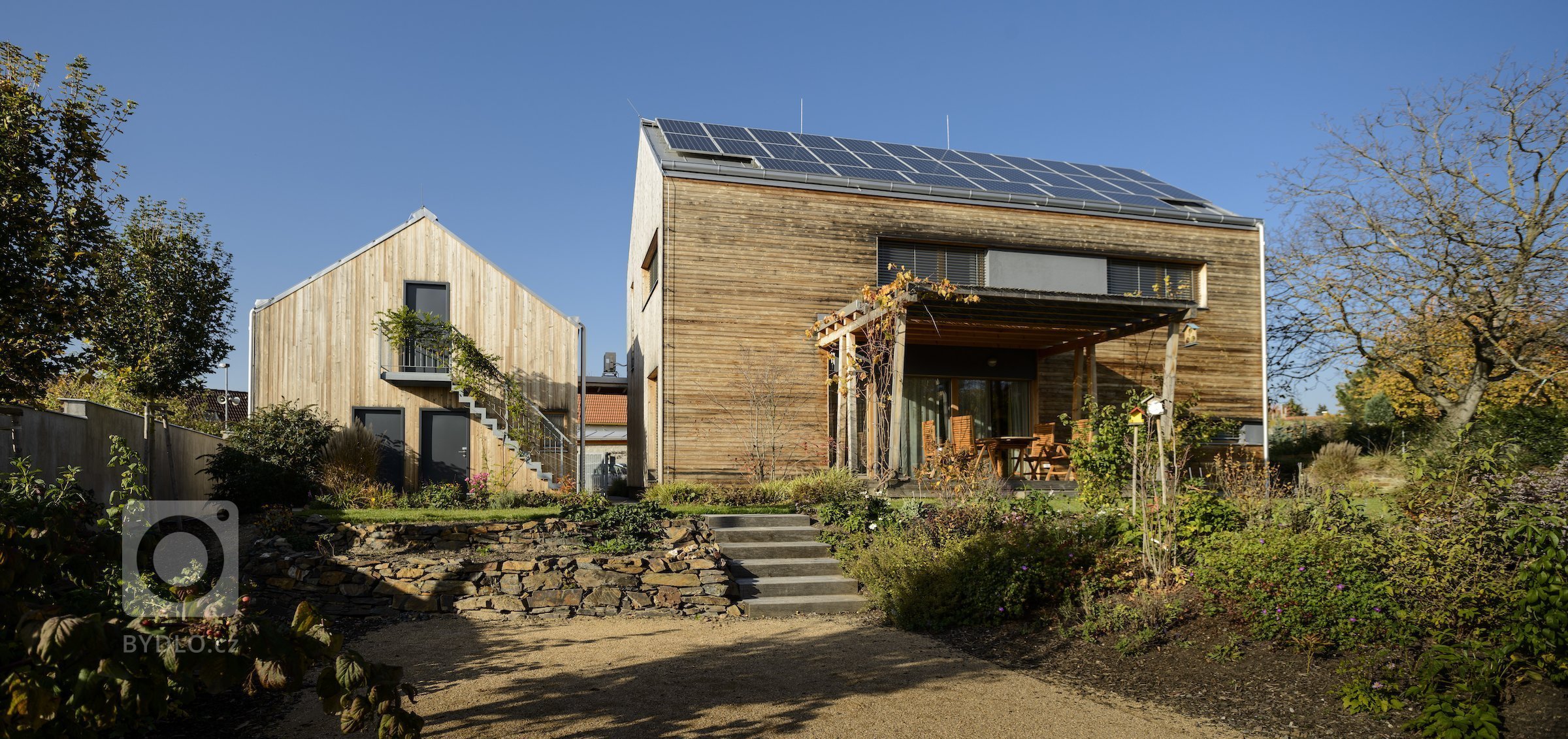 Moderní dřevostavba&nbsp;v&nbsp;pasivním standardu&nbsp;pro mladou rodinu, citlivě zasazená do stávající zástavby historické obce na okraji Prahy, složena ze…