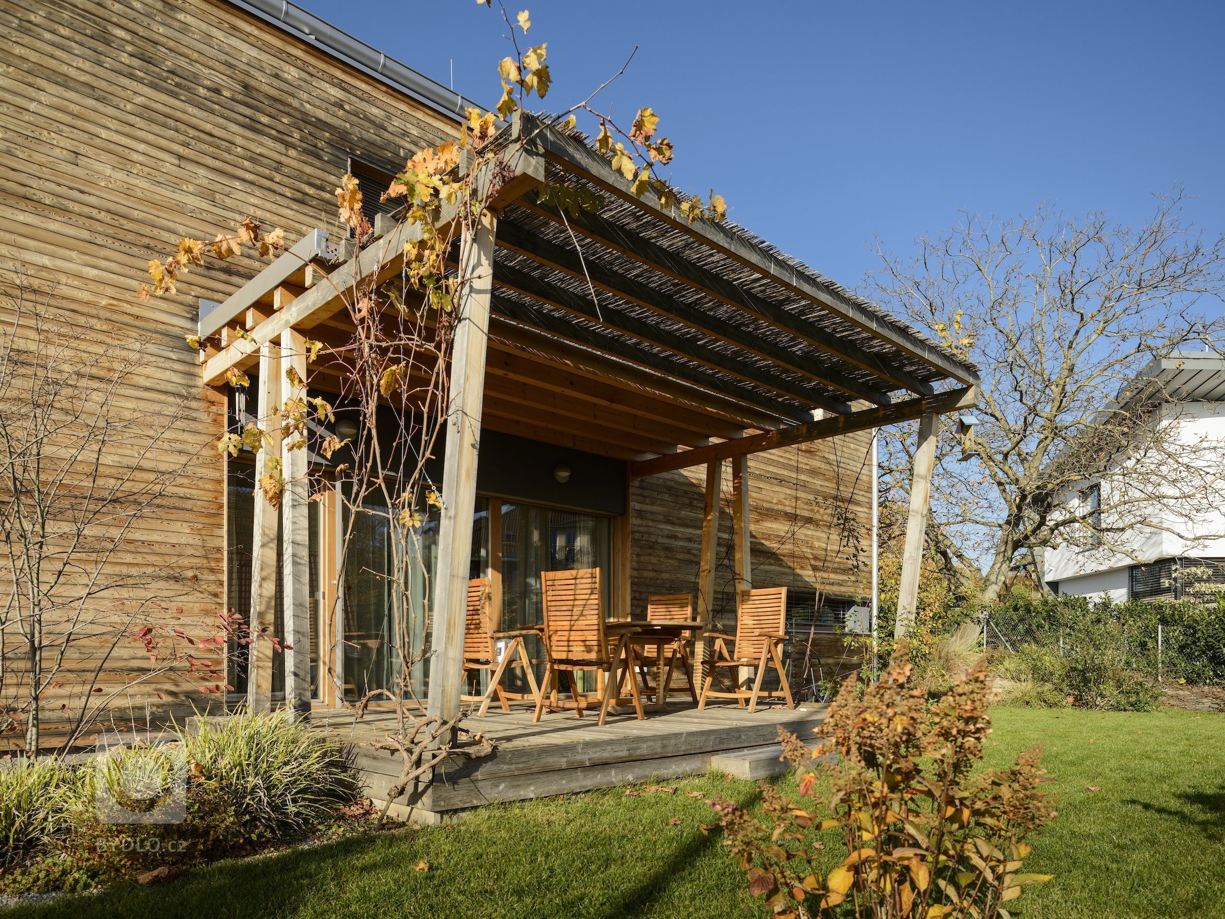 Moderní dřevostavba&nbsp;v&nbsp;pasivním standardu&nbsp;pro mladou rodinu, citlivě zasazená do stávající zástavby historické obce na okraji Prahy, složena ze…