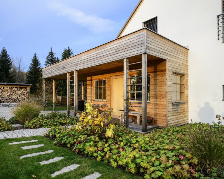 Koncepce rodinného domu s&nbsp;permakulturní zahradou pro japonsko-český manželský pár je vedena snahou o&nbsp;jednoduché, funkční a kultivované řešení, které…