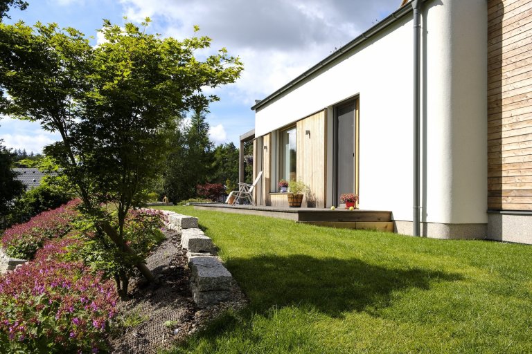 Koncepce rodinného domu s&nbsp;permakulturní zahradou pro japonsko-český manželský pár je vedena snahou o&nbsp;jednoduché, funkční a kultivované řešení, které…