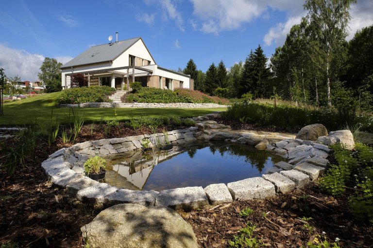 Koncepce rodinného domu s&nbsp;permakulturní zahradou pro japonsko-český manželský pár je vedena snahou o&nbsp;jednoduché, funkční a kultivované řešení, které…