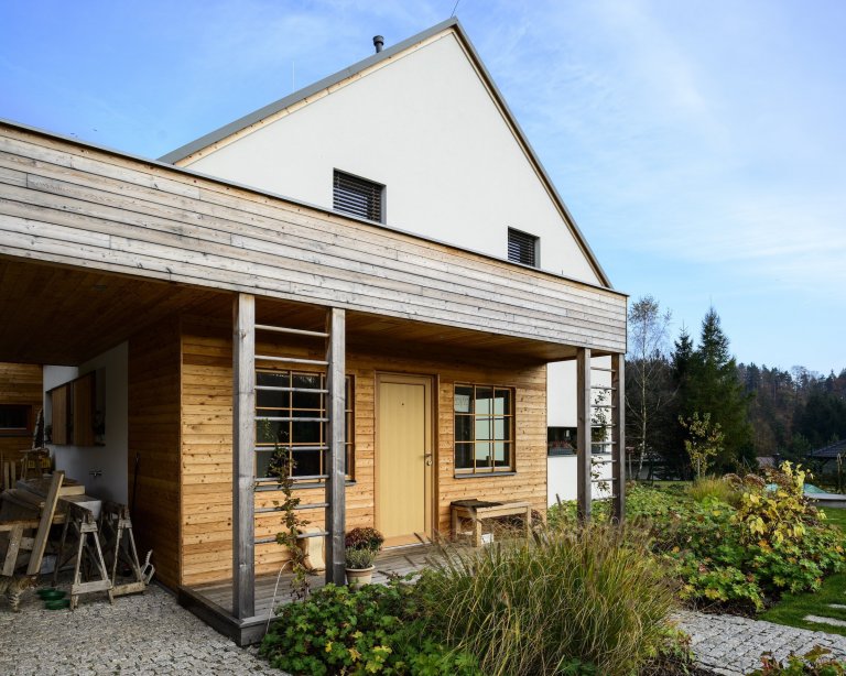 Koncepce rodinného domu s&nbsp;permakulturní zahradou pro japonsko-český manželský pár je vedena snahou o&nbsp;jednoduché, funkční a kultivované řešení, které…