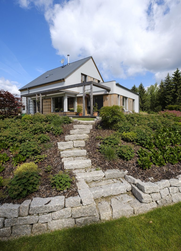 Koncepce rodinného domu s&nbsp;permakulturní zahradou pro japonsko-český manželský pár je vedena snahou o&nbsp;jednoduché, funkční a kultivované řešení, které…