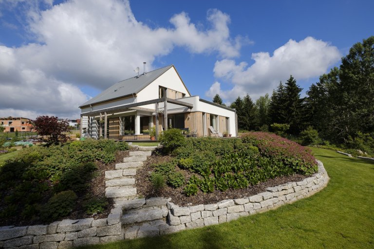 Koncepce rodinného domu s&nbsp;permakulturní zahradou pro japonsko-český manželský pár je vedena snahou o&nbsp;jednoduché, funkční a kultivované řešení, které…