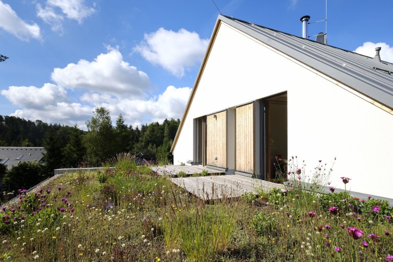 Koncepce rodinného domu s&nbsp;permakulturní zahradou pro japonsko-český manželský pár je vedena snahou o&nbsp;jednoduché, funkční a kultivované řešení, které…