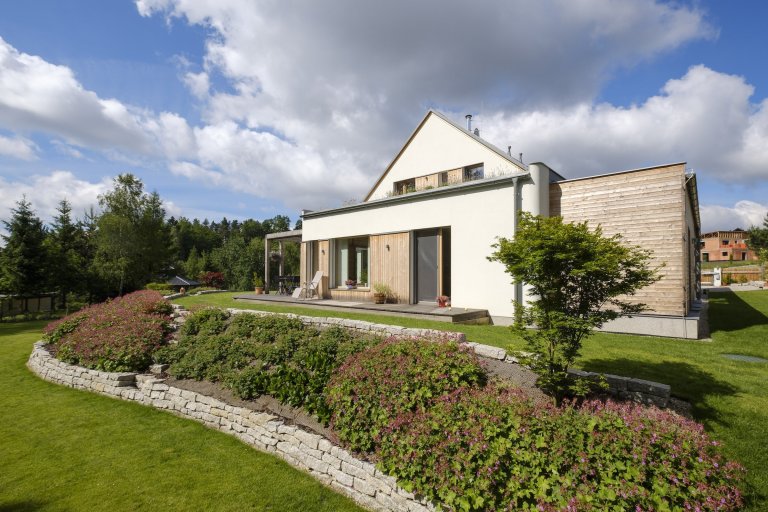 Koncepce rodinného domu s&nbsp;permakulturní zahradou pro japonsko-český manželský pár je vedena snahou o&nbsp;jednoduché, funkční a kultivované řešení, které…