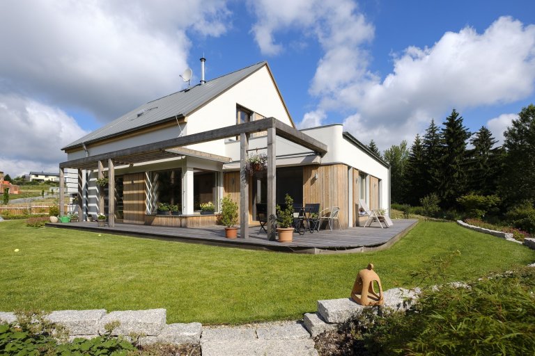 Koncepce rodinného domu s&nbsp;permakulturní zahradou pro japonsko-český manželský pár je vedena snahou o&nbsp;jednoduché, funkční a kultivované řešení, které…