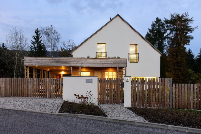 Koncepce rodinného domu s&nbsp;permakulturní zahradou pro japonsko-český manželský pár je vedena snahou o&nbsp;jednoduché, funkční a kultivované řešení, které…