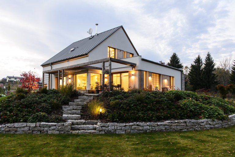 Koncepce rodinného domu s&nbsp;permakulturní zahradou pro japonsko-český manželský pár je vedena snahou o&nbsp;jednoduché, funkční a kultivované řešení, které…