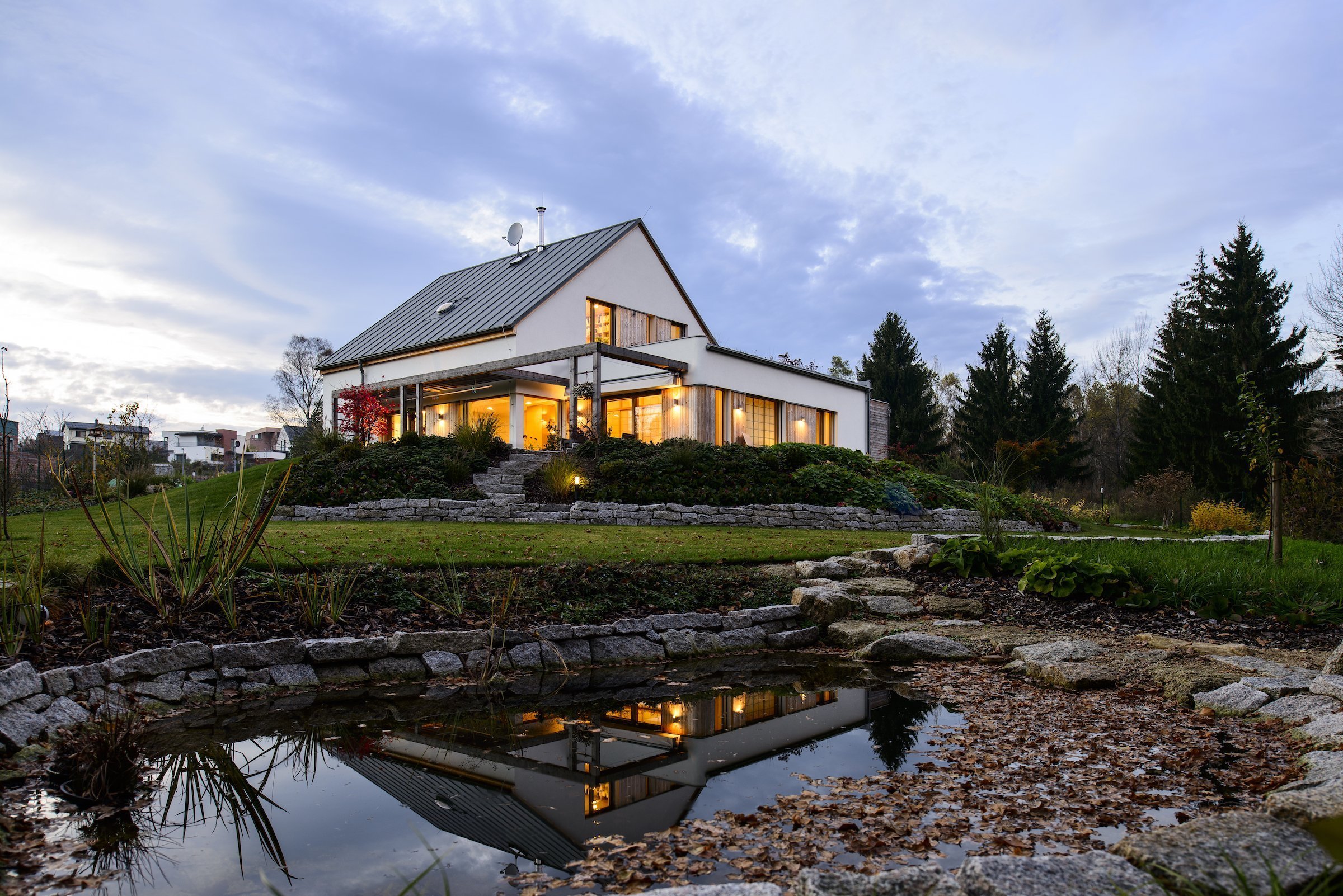 Koncepce rodinného domu s&nbsp;permakulturní zahradou pro japonsko-český manželský pár je vedena snahou o&nbsp;jednoduché, funkční a kultivované řešení, které…