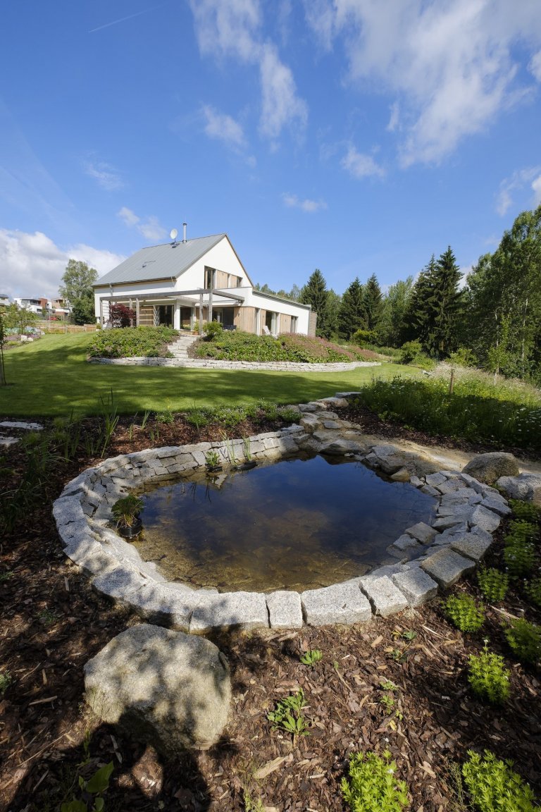 Koncepce rodinného domu s&nbsp;permakulturní zahradou pro japonsko-český manželský pár je vedena snahou o&nbsp;jednoduché, funkční a kultivované řešení, které…