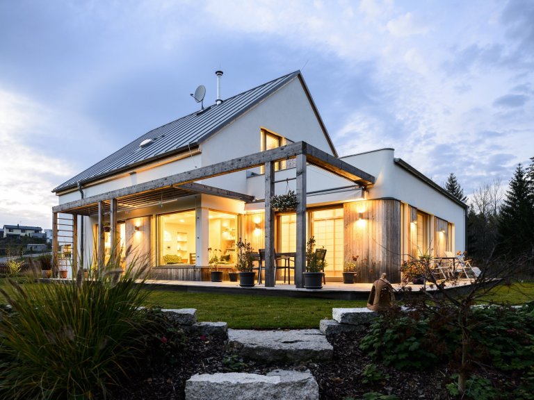 Koncepce rodinného domu s&nbsp;permakulturní zahradou pro japonsko-český manželský pár je vedena snahou o&nbsp;jednoduché, funkční a kultivované řešení, které…