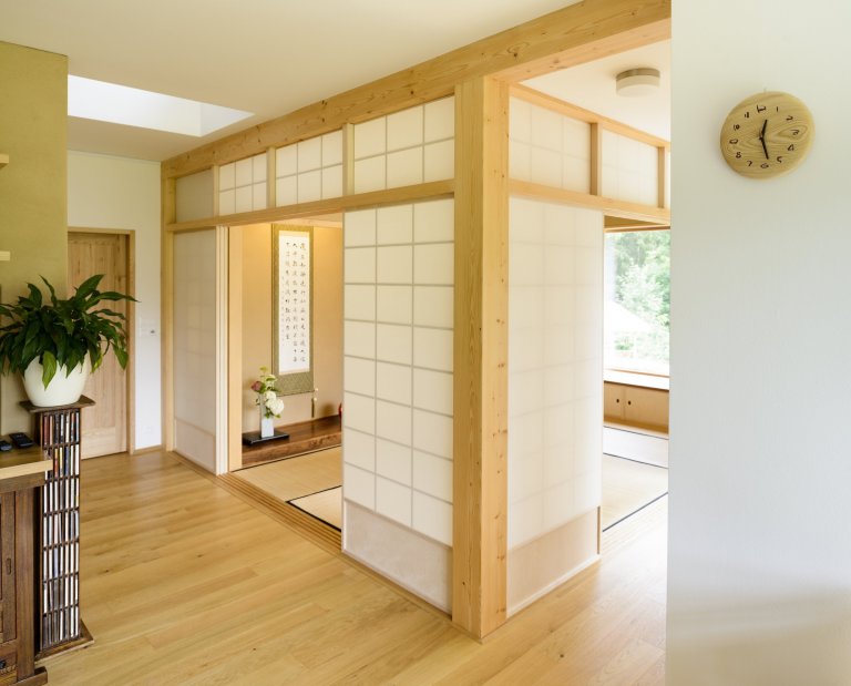 Koncepce rodinného domu s&nbsp;permakulturní zahradou pro japonsko-český manželský pár je vedena snahou o&nbsp;jednoduché, funkční a kultivované řešení, které…