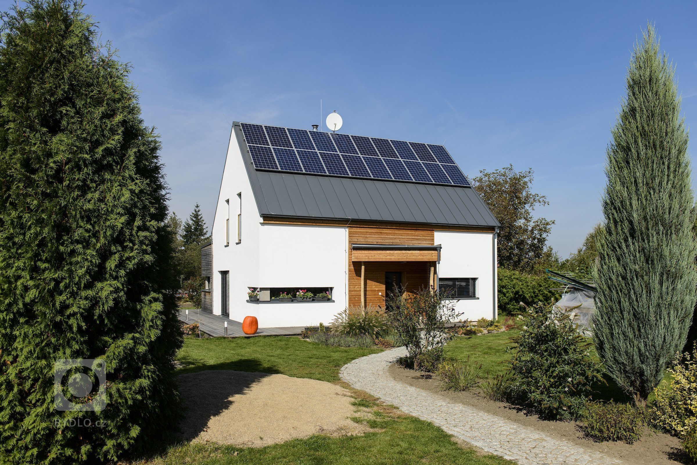 Rodinný dům s přízemím a obytným podkrovím pro manželský pár se dvěma menšími dětmi. Jedná se o moderní skeletovou dřevostavbu s difúzně otevřenou skladbou…