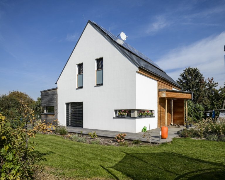 Rodinný dům s přízemím a obytným podkrovím pro manželský pár se dvěma menšími dětmi. Jedná se o moderní skeletovou dřevostavbu s difúzně otevřenou skladbou…
