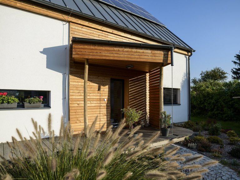 Rodinný dům s přízemím a obytným podkrovím pro manželský pár se dvěma menšími dětmi. Jedná se o moderní skeletovou dřevostavbu s difúzně otevřenou skladbou…