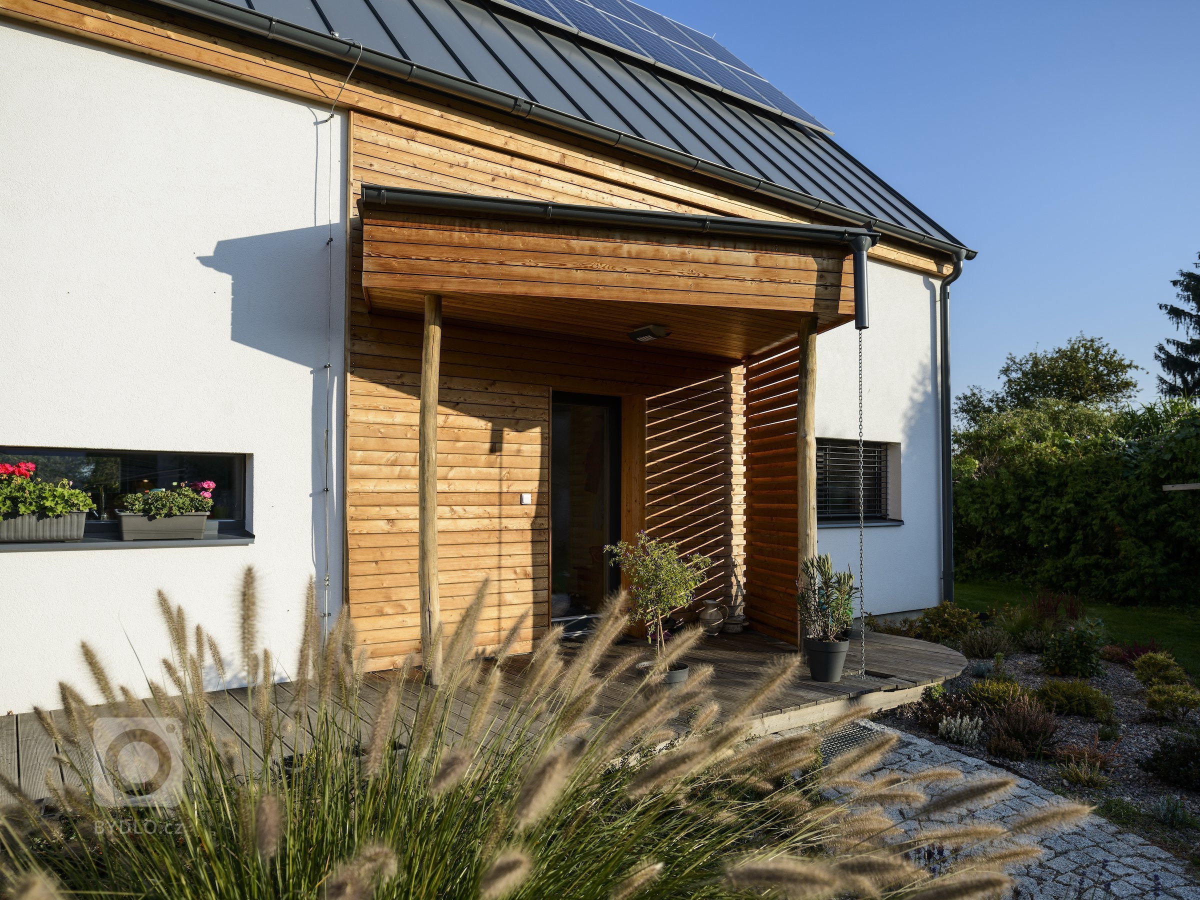 Rodinný dům s přízemím a obytným podkrovím pro manželský pár se dvěma menšími dětmi. Jedná se o moderní skeletovou dřevostavbu s difúzně otevřenou skladbou…