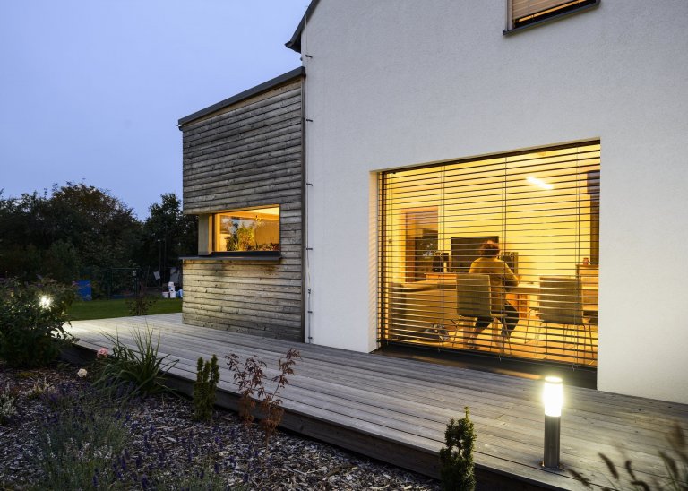 Rodinný dům s přízemím a obytným podkrovím pro manželský pár se dvěma menšími dětmi. Jedná se o moderní skeletovou dřevostavbu s difúzně otevřenou skladbou…