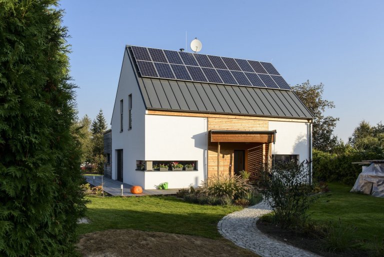 Rodinný dům s přízemím a obytným podkrovím pro manželský pár se dvěma menšími dětmi. Jedná se o moderní skeletovou dřevostavbu s difúzně otevřenou skladbou…