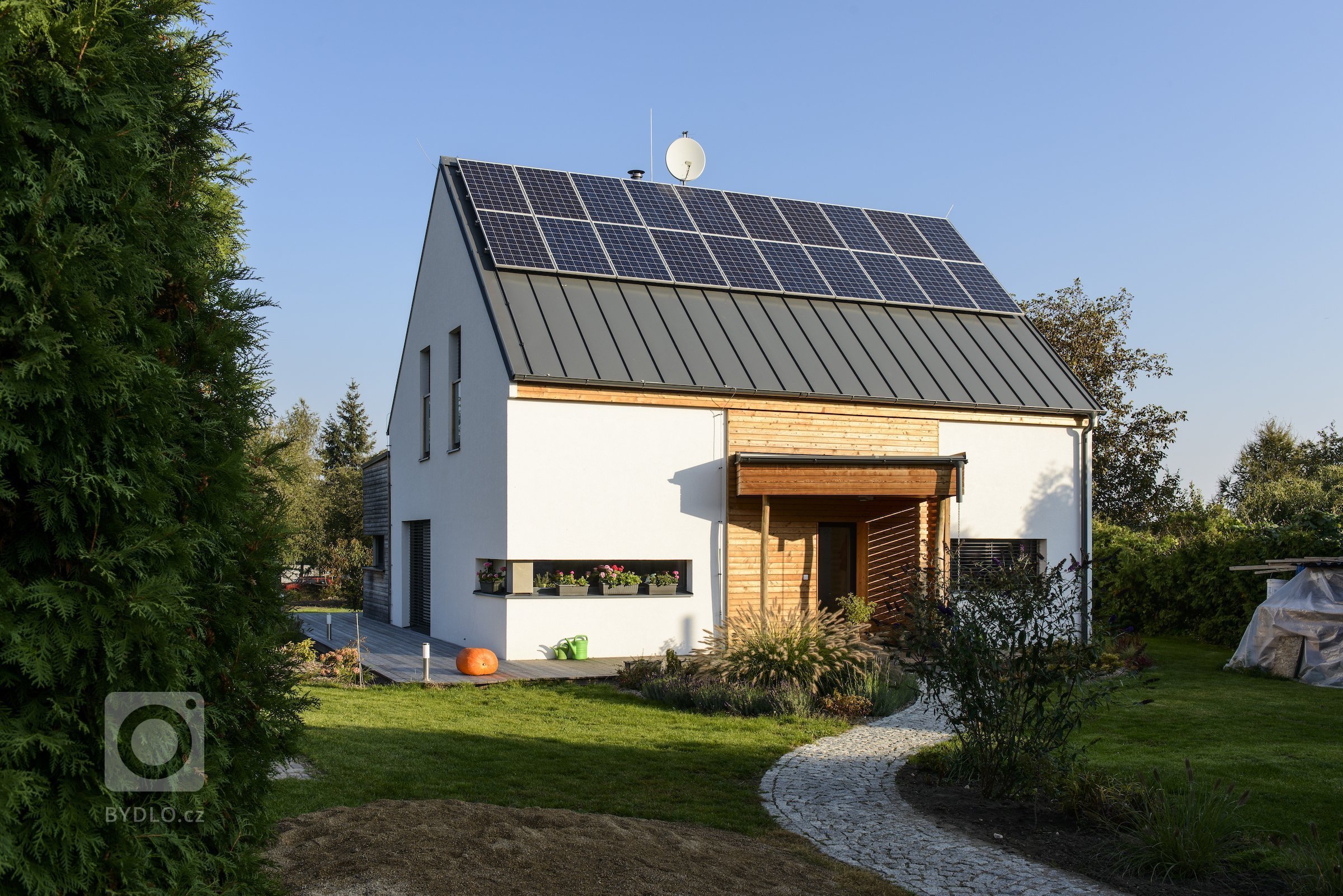 Rodinný dům s přízemím a obytným podkrovím pro manželský pár se dvěma menšími dětmi. Jedná se o moderní skeletovou dřevostavbu s difúzně otevřenou skladbou…