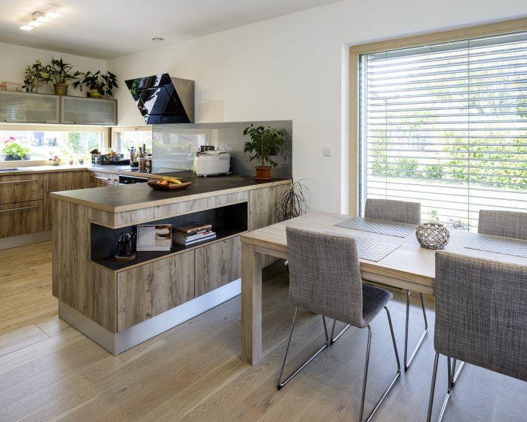 Rodinný dům s přízemím a obytným podkrovím pro manželský pár se dvěma menšími dětmi. Jedná se o moderní skeletovou dřevostavbu s difúzně otevřenou skladbou…