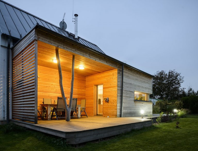 Rodinný dům s přízemím a obytným podkrovím pro manželský pár se dvěma menšími dětmi. Jedná se o moderní skeletovou dřevostavbu s difúzně otevřenou skladbou…