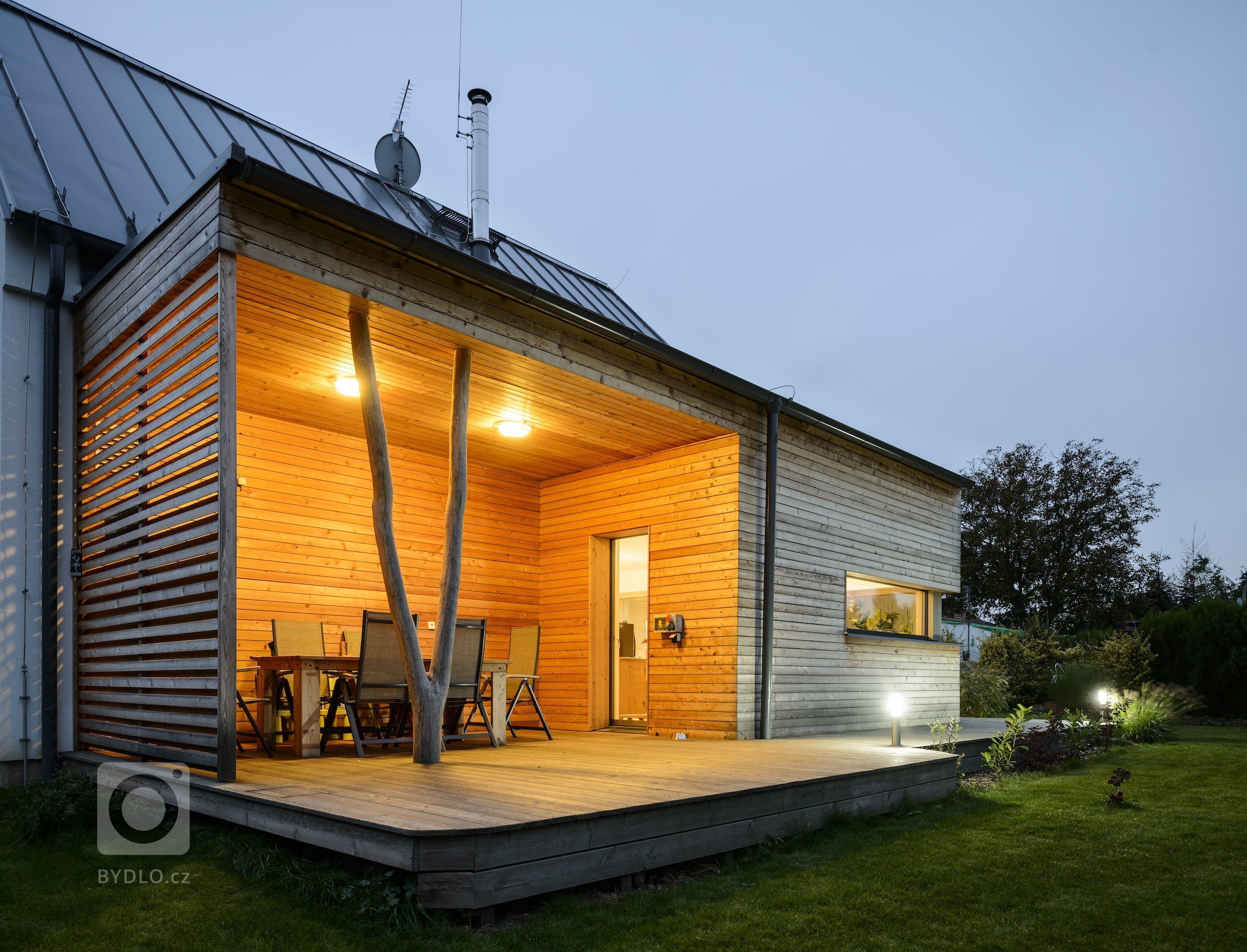 Rodinný dům s přízemím a obytným podkrovím pro manželský pár se dvěma menšími dětmi. Jedná se o moderní skeletovou dřevostavbu s difúzně otevřenou skladbou…