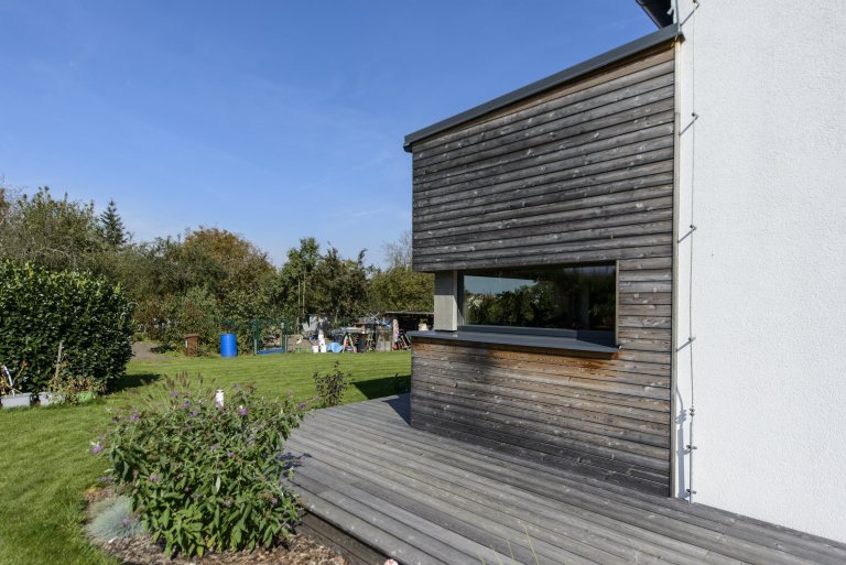 Rodinný dům s přízemím a obytným podkrovím pro manželský pár se dvěma menšími dětmi. Jedná se o moderní skeletovou dřevostavbu s difúzně otevřenou skladbou…