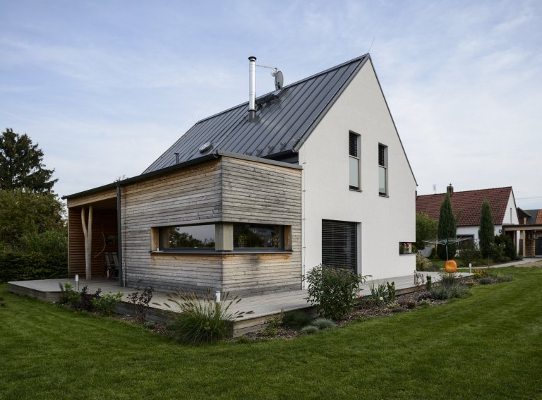 Rodinný dům s přízemím a obytným podkrovím pro manželský pár se dvěma menšími dětmi. Jedná se o moderní skeletovou dřevostavbu s difúzně otevřenou skladbou…