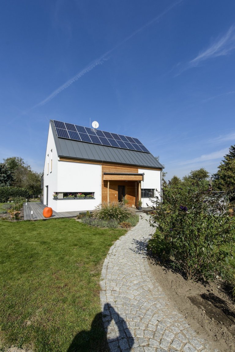 Rodinný dům s přízemím a obytným podkrovím pro manželský pár se dvěma menšími dětmi. Jedná se o moderní skeletovou dřevostavbu s difúzně otevřenou skladbou…