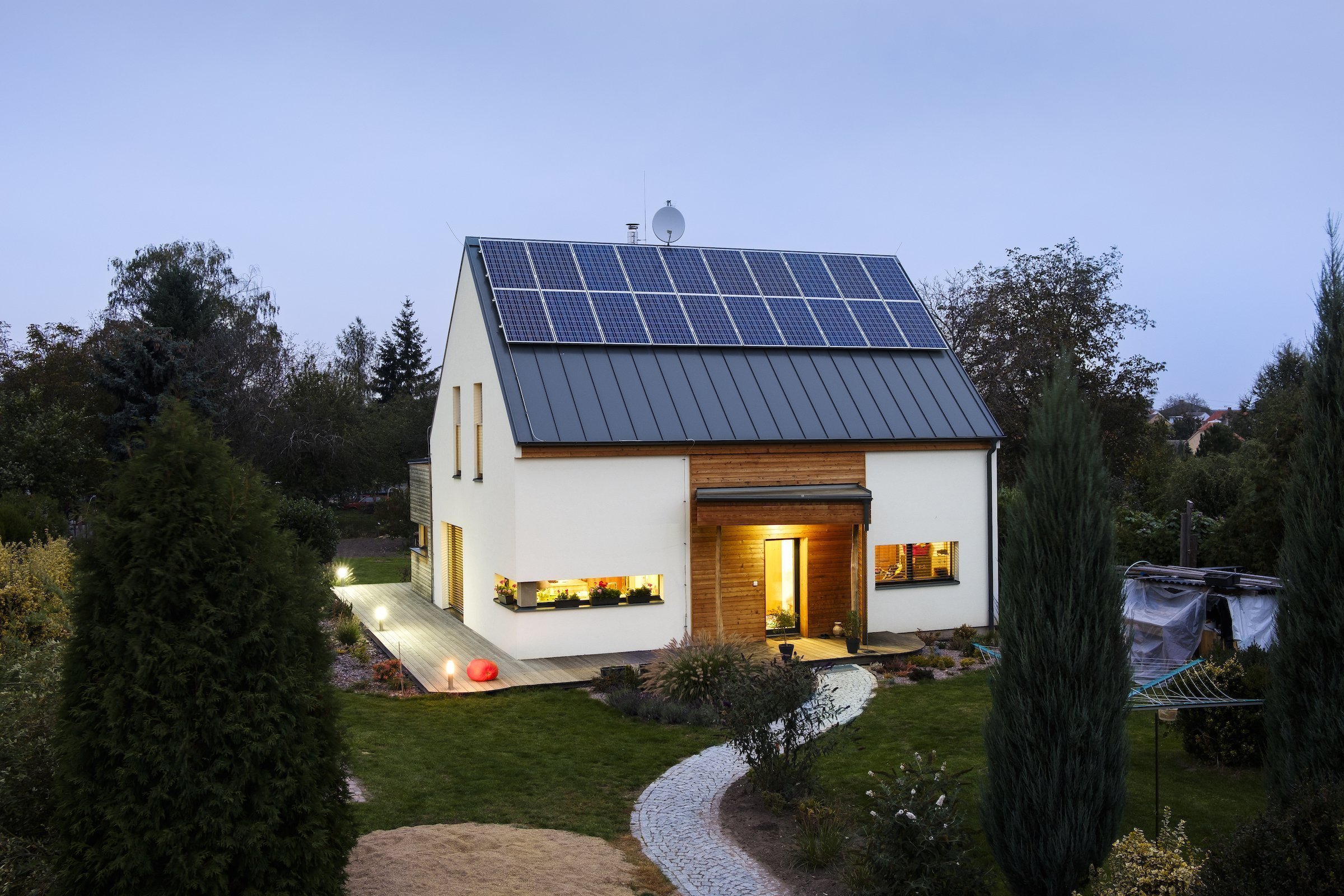 Rodinný dům s přízemím a obytným podkrovím pro manželský pár se dvěma menšími dětmi. Jedná se o moderní skeletovou dřevostavbu s difúzně otevřenou skladbou…