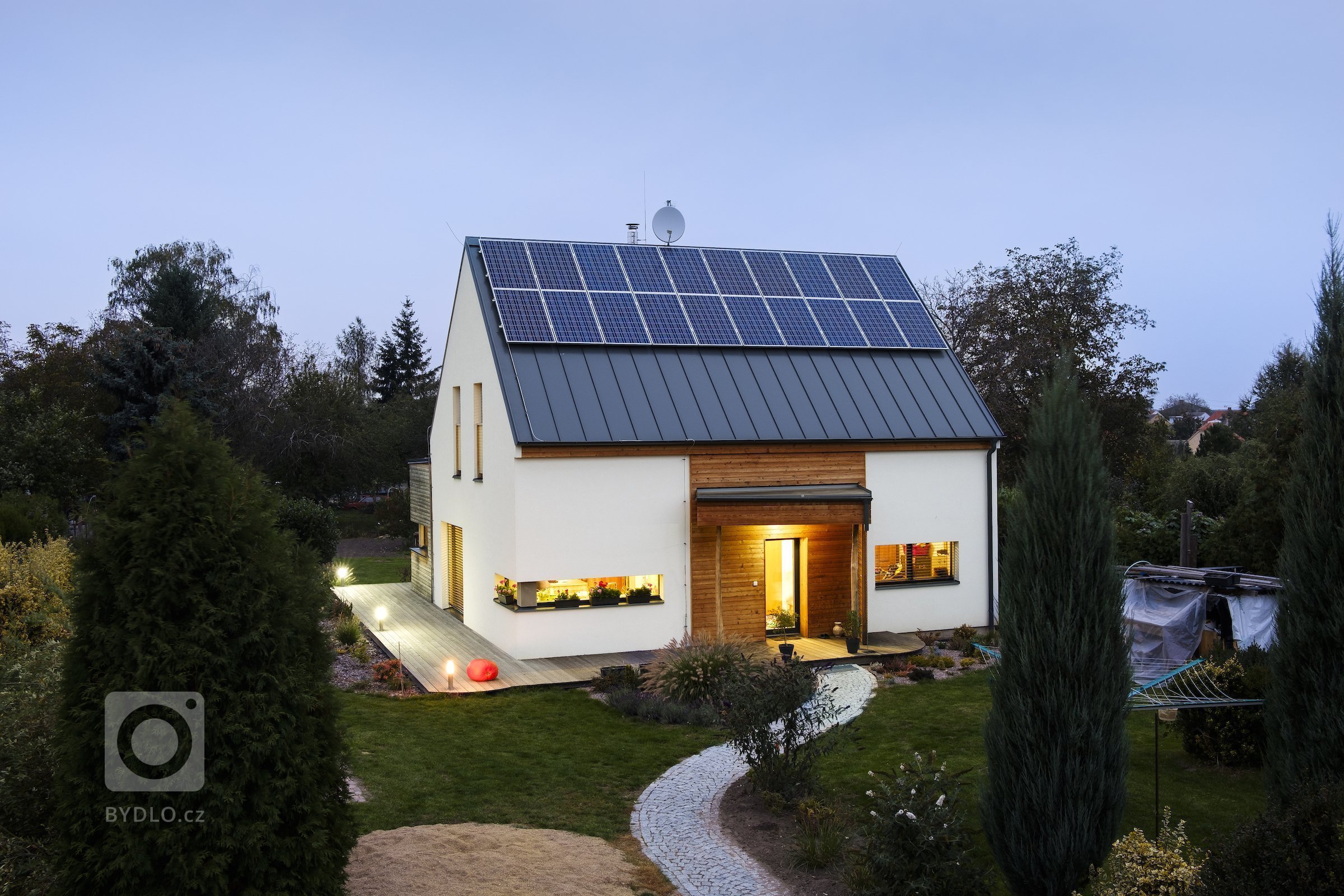 Rodinný dům s přízemím a obytným podkrovím pro manželský pár se dvěma menšími dětmi. Jedná se o moderní skeletovou dřevostavbu s difúzně otevřenou skladbou…