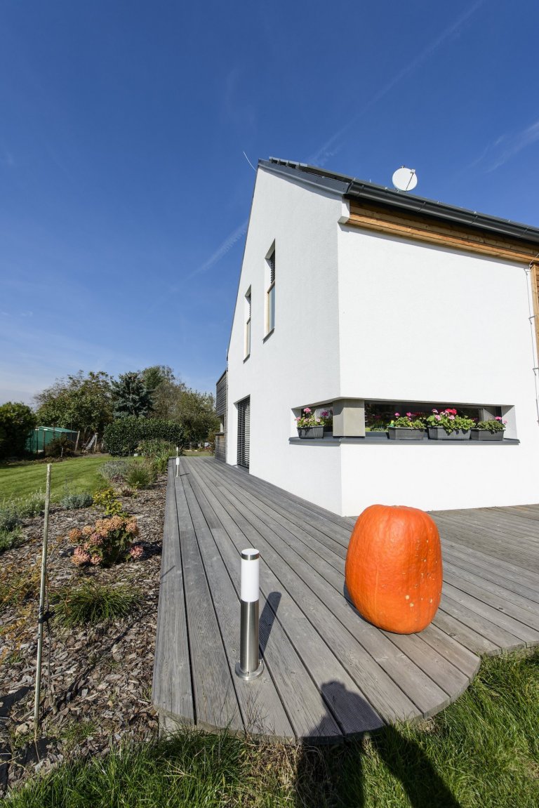 Rodinný dům s přízemím a obytným podkrovím pro manželský pár se dvěma menšími dětmi. Jedná se o moderní skeletovou dřevostavbu s difúzně otevřenou skladbou…