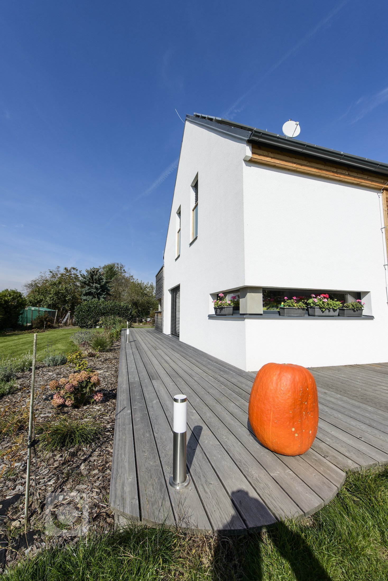 Rodinný dům s přízemím a obytným podkrovím pro manželský pár se dvěma menšími dětmi. Jedná se o moderní skeletovou dřevostavbu s difúzně otevřenou skladbou…